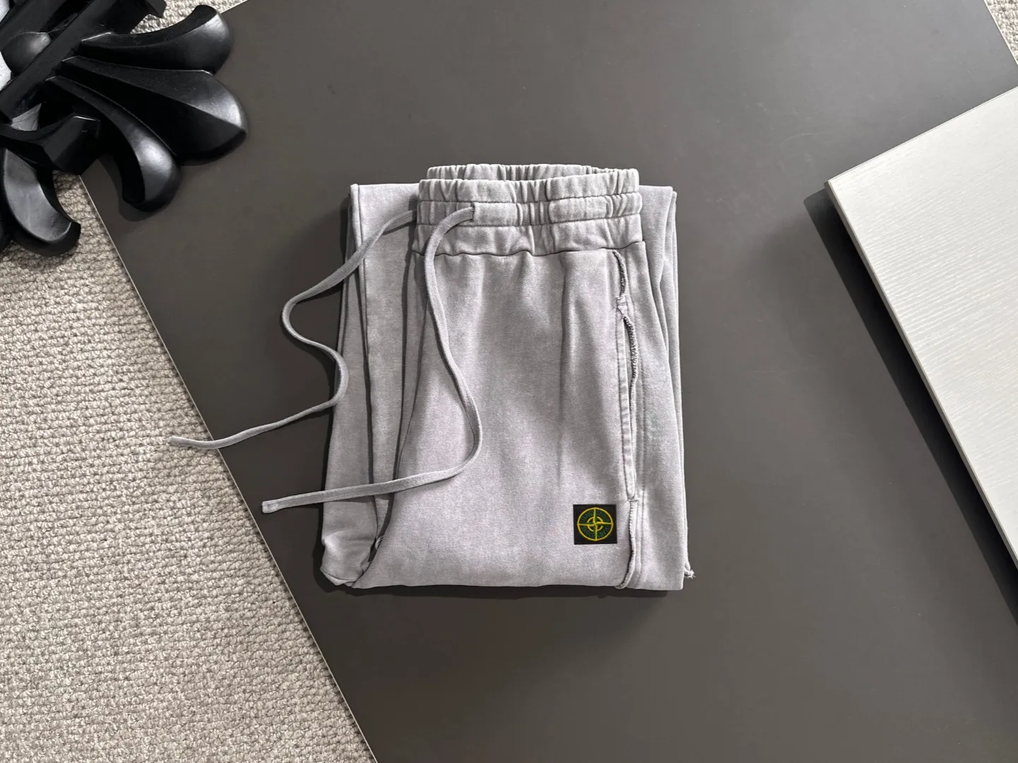 Shipped next day P360 ￼ Stone lsland/Stone Island Exclusive first release of 25ss autumn and winter new high-quality trousers Compare real-life details at will A perfect choice for autumn and winter. A must-have item. Loose fit. Please refer to the size chart when placing an order: S to XL (or state your height and weight when placing an order)